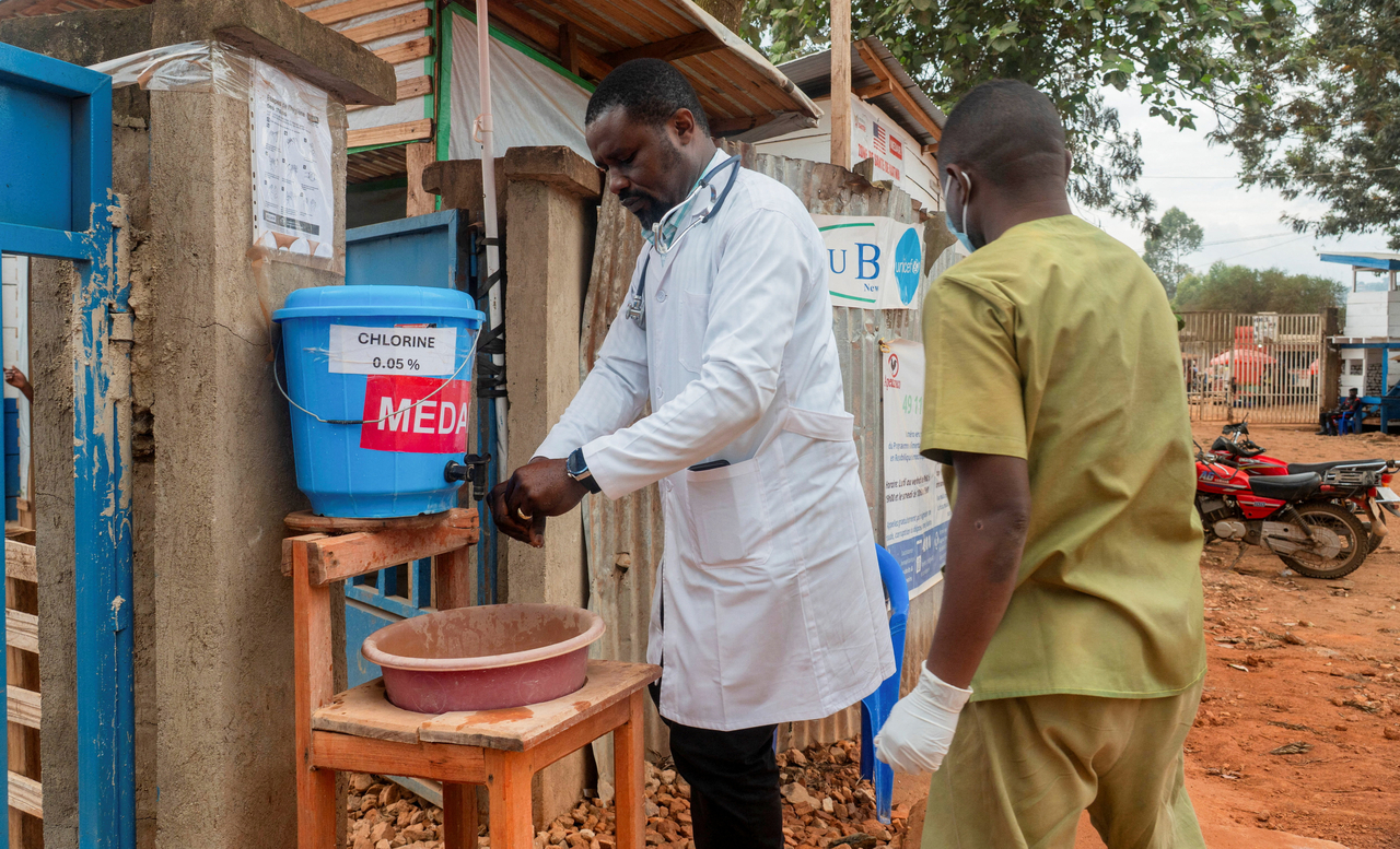 A doctor sanitizes as aid agencies intensify efforts to contain a Ebola outbreak in North Kivu province, Congo, Thursday. (Reuters-Yonhap)