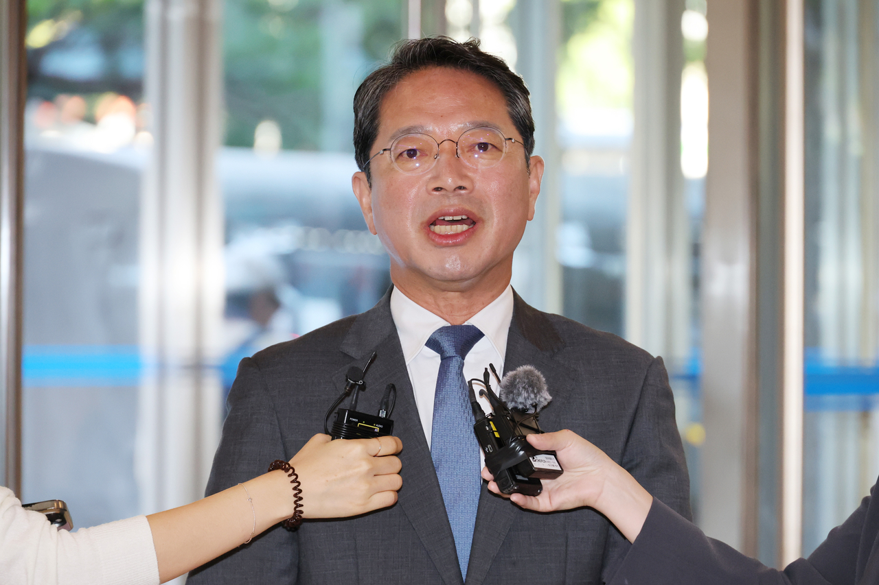 김승원 법무부 장관 후보자가 11일 서울 종로구 적선현대빌딩에 마련된 인사청문회 준비 사무실로 출근하며 취재진의 질문에 답하고 있다. [연합]