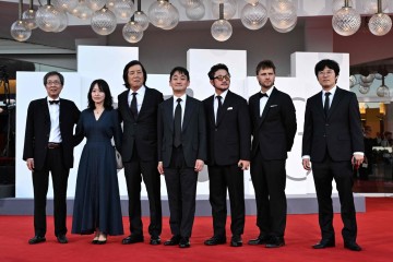 이창동 감독이 ‘가능한 사랑’ 제작진과 함께 12일(현지시간) 베니스영화제 폐막식 레드카펫에서 기념촬영을 하고 있다. [AFP]