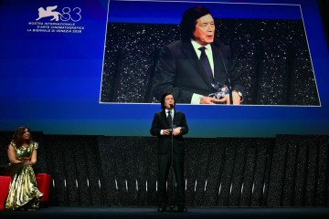 12일(현지시간) 제83회 베니스국제영화제 심사위원대상(은사자상)을 수상한 이창동 감독이 소감을 전하고 있다. [AFP]