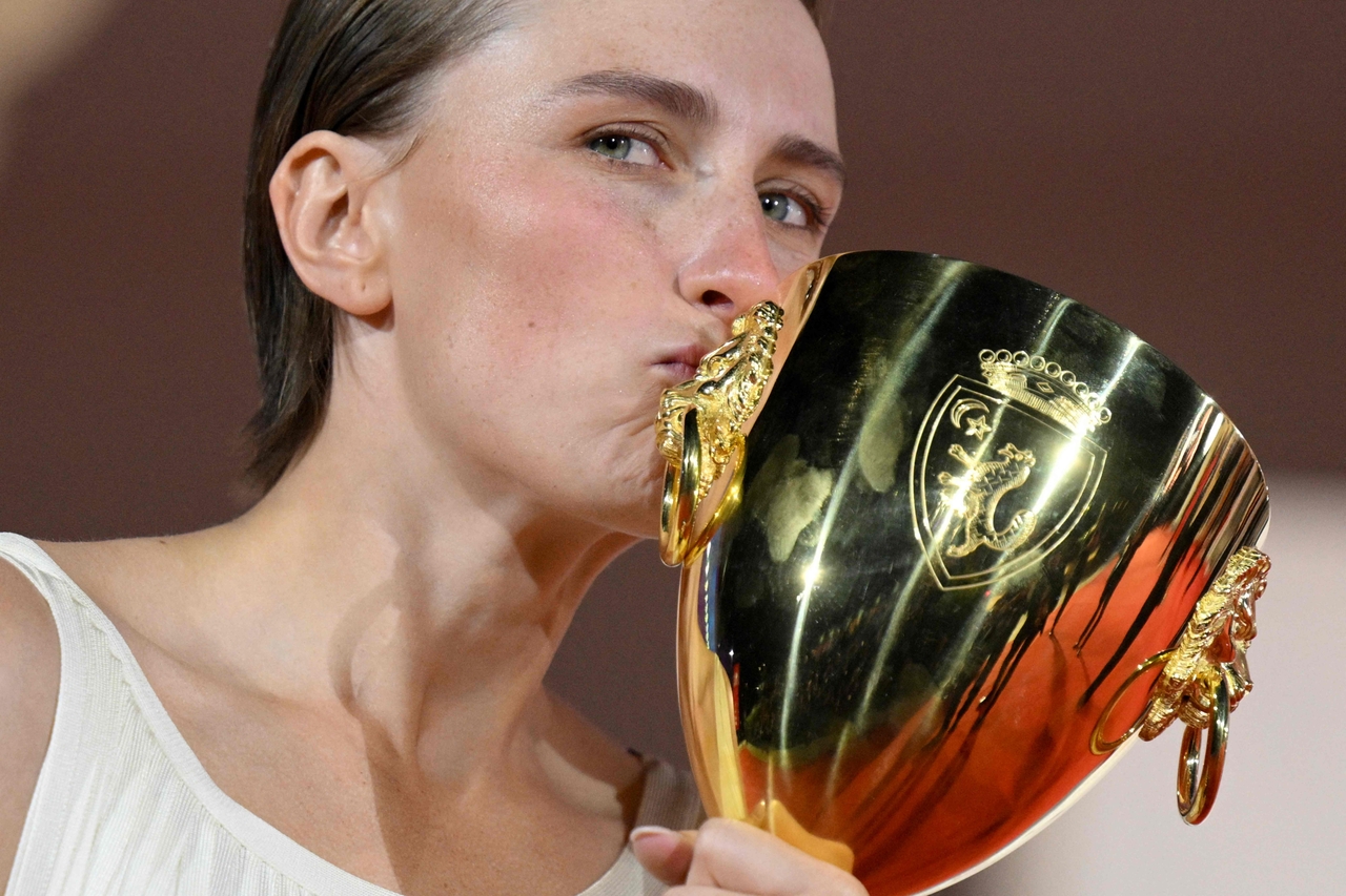 Danish actress Mathilde Arcel, winner of the Coppa Volpi for Best Actress for her part in "Woman Unknown" (Kvinde Ukendt) attends a photocall on the red carpet following the closing ceremony of the 83rd Venice Film Festival at Venice Lido on Sept. 12, 2026 (AFP-Yonhap)