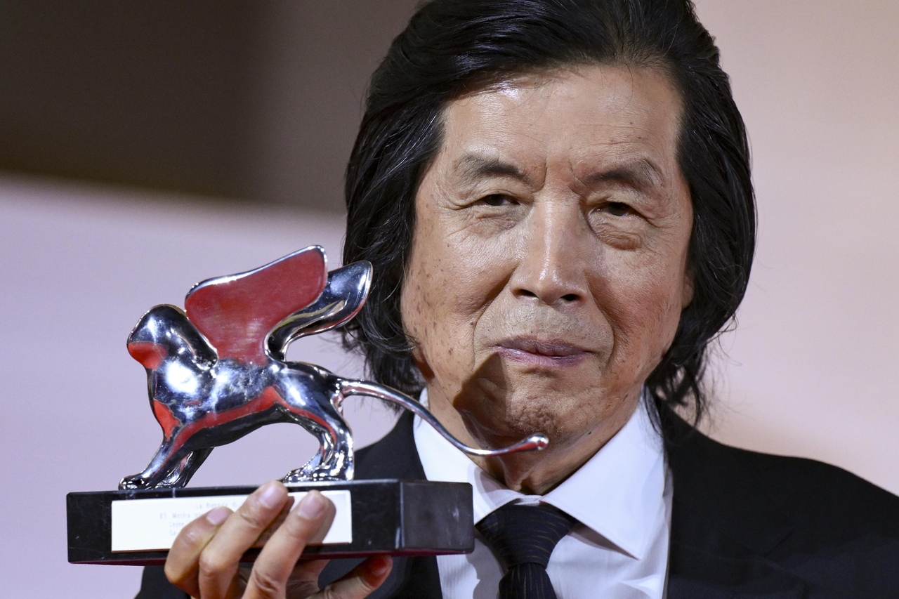 Director Lee Chang-dong of "Possible Love" poses for a photo after receiving the Grand Jury Prize (Silver Lion) at the closing ceremony of the 83rd Venice International Film Festival on Saturday (local time). [EPA]