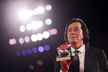 12일(현지시간) 이탈리아 베니스에서 열린 제83회 베니스 국제영화제 폐막식에서 영화 ‘가능한 사랑’으로 은사자상(심사위원 대상)을 수상한 이창동 감독이 트로피를 들어 보이고 있다. [로이터]