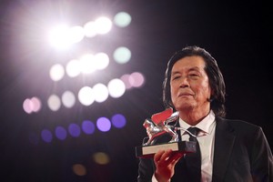 이창동 “타인의 고통 소비 않으려 계속 질문…황금사자상 아니어도 충분”