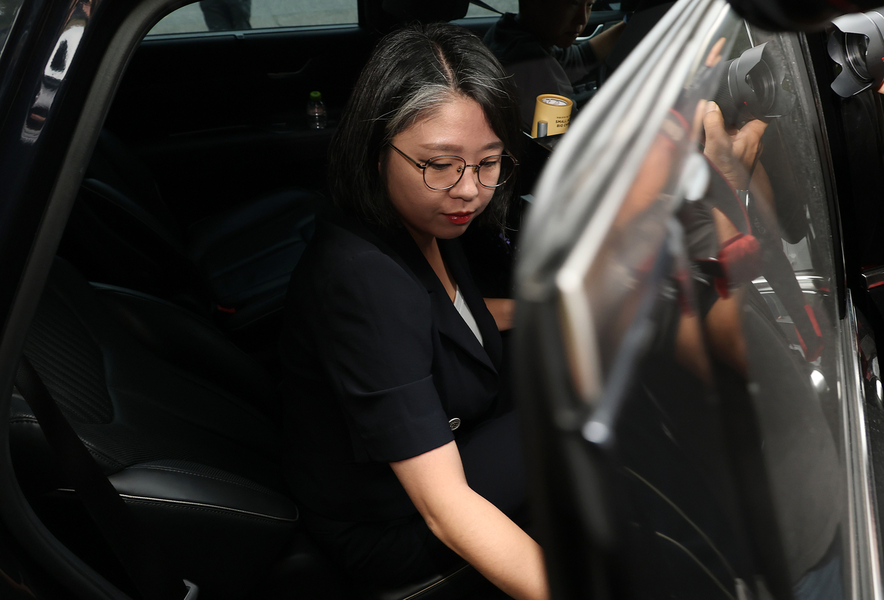 용혜인 성평등가족부 장관 후보자가 13일 국회 소통관에서 후보직 자진 사퇴 기자회견을 마친 뒤 이동하고 있다. [연합]