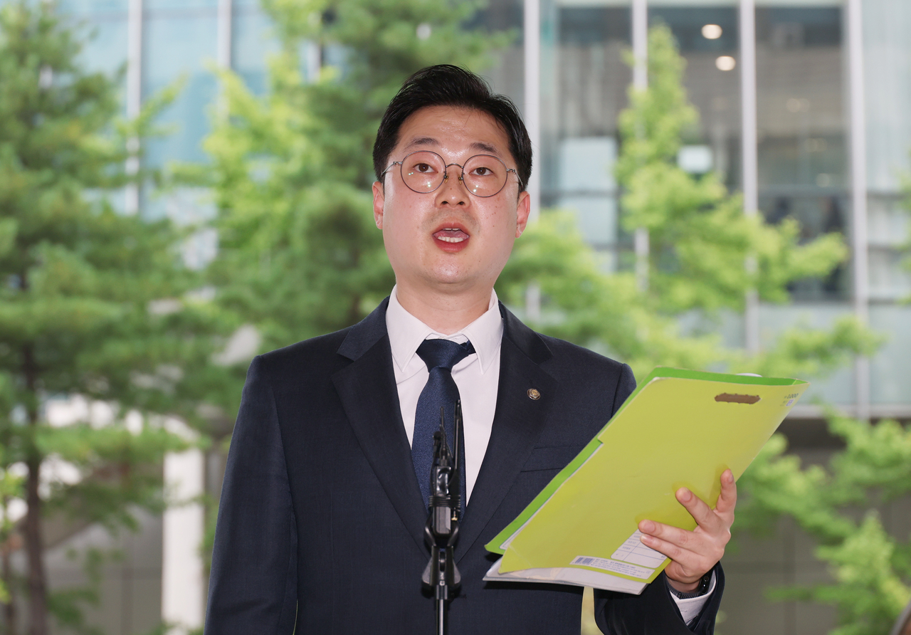 공무상 비밀누설 등 혐의로 무소속 한동훈 의원을 고발한 더불어민주당 김동아 의원이 13일 고발인 조사를 위해 영등포경찰서에 출석하며 입장을 말하고 있다. [연합]