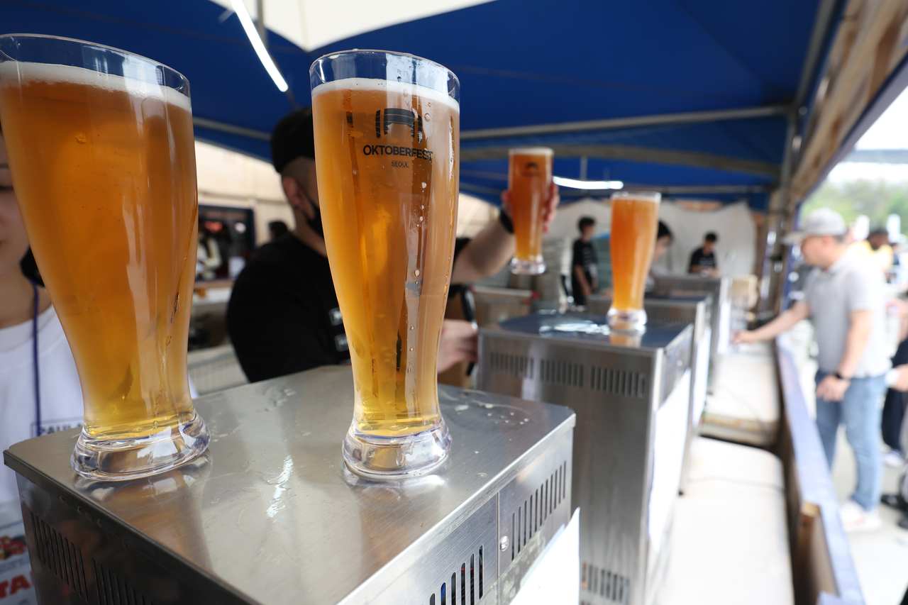 Ice cold tap beer for visitors at Oktoberfest Seoul 2026 (Yonhap)