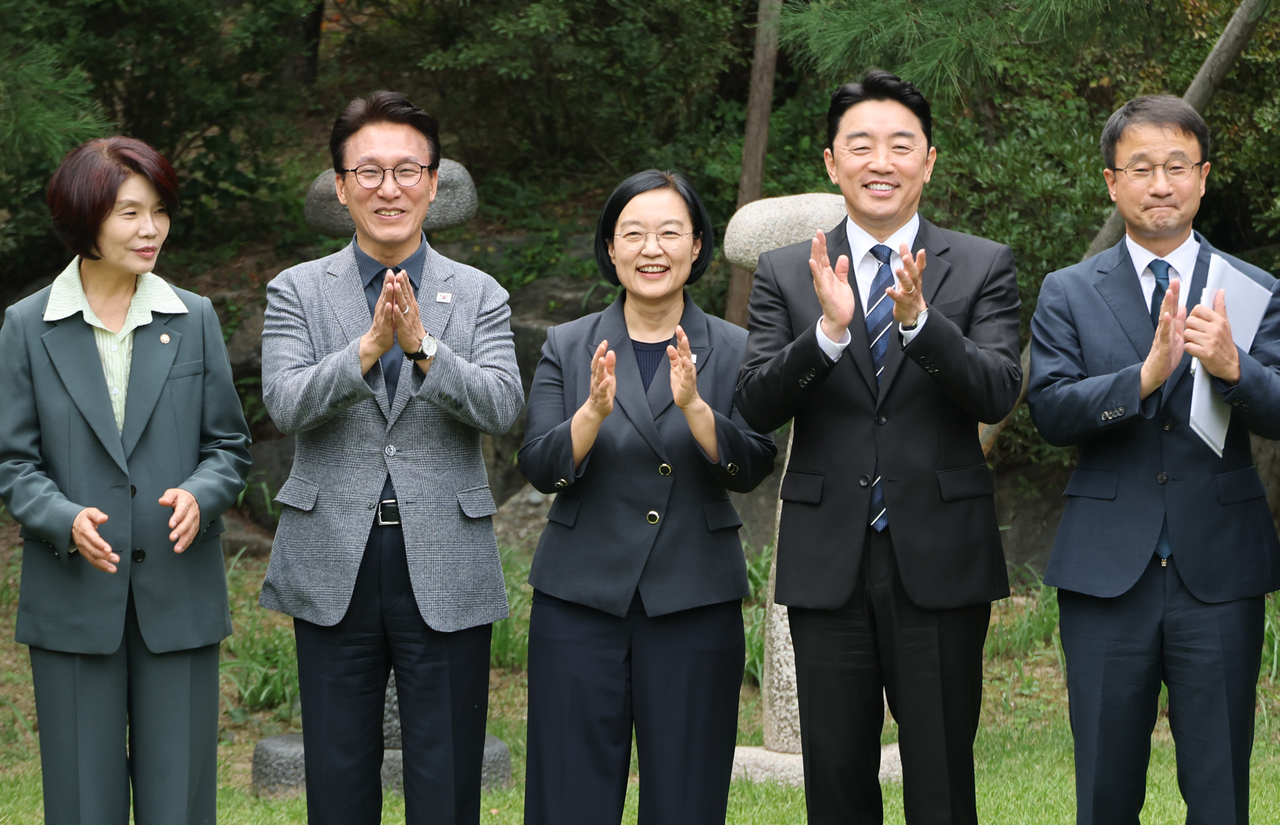 한성숙 국무총리가 13일 서울 종로구 삼청동 국무총리 서울공관에서 열린 고위당정협의회에서 더불어민주당 김민석 대표, 강훈식 대통령비서실장 등 참석자들과 기념촬영을 하고 있다. [연합]