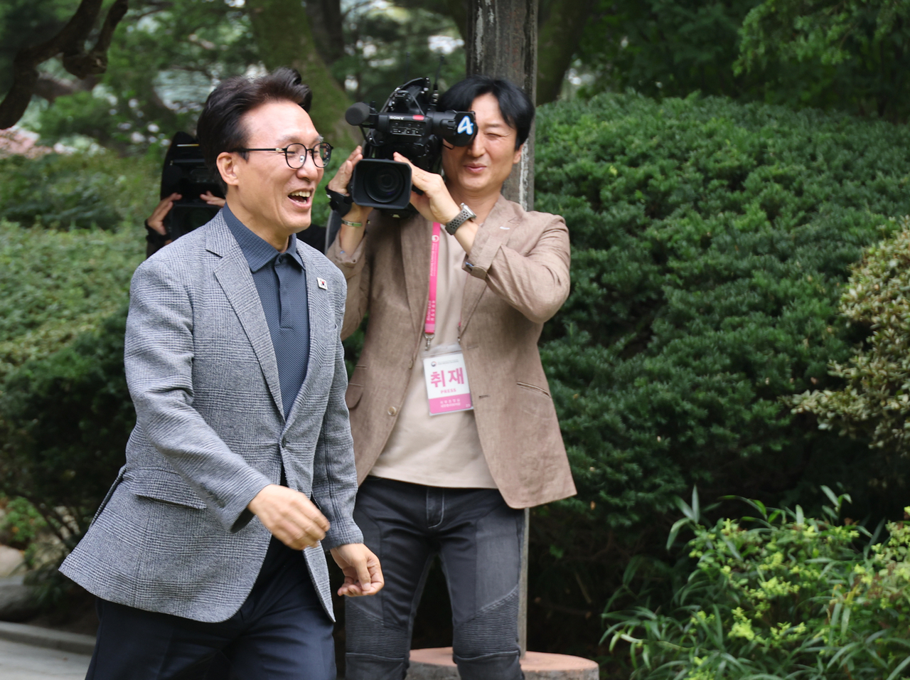 김민석 더불어민주당 대표가 13일 서울 종로구 삼청동 국무총리 서울공관에서 열린 고위당정협의회에 약 3분 늦게 도착한 뒤 한성숙 국무총리와 강훈식 대통령비서실장 등 참석자들이 모여있는 곳으로 달려가고 있다. [연합]