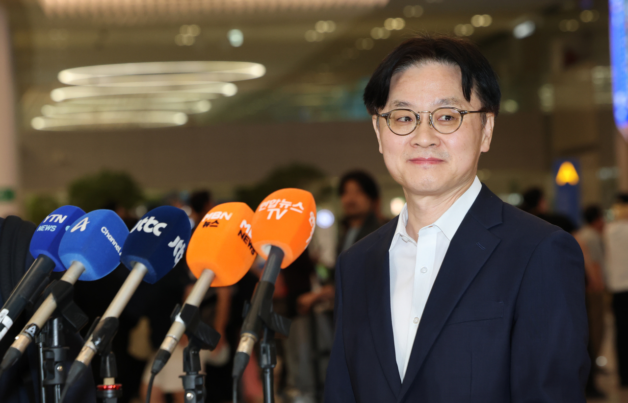 대미투자협상 마무리차 방미했던 김정관 산업통상부 장관이 13일 인천국제공항 제2여객터미널을 통해 입국, 취재진 질문에 답한 뒤 이동하고 있다. [연합]