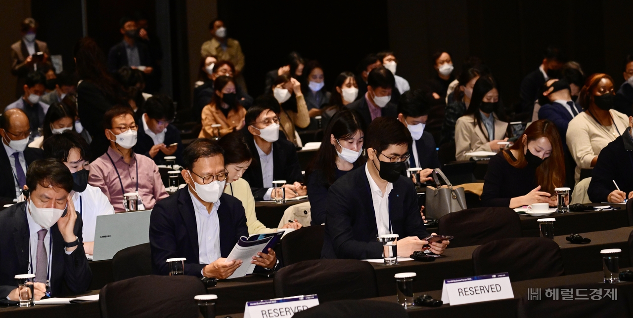 ‘헤럴드기업포럼 2022’가 ‘새로운 세상을 여는 힘(The Power of Visionaries)’을 주제로 2022년 10월 13일 서울 중구 신라호텔 다이너스티홀에서 열린 가운데 참석자들이 강연을 경청하고 있다. 박해묵 기자