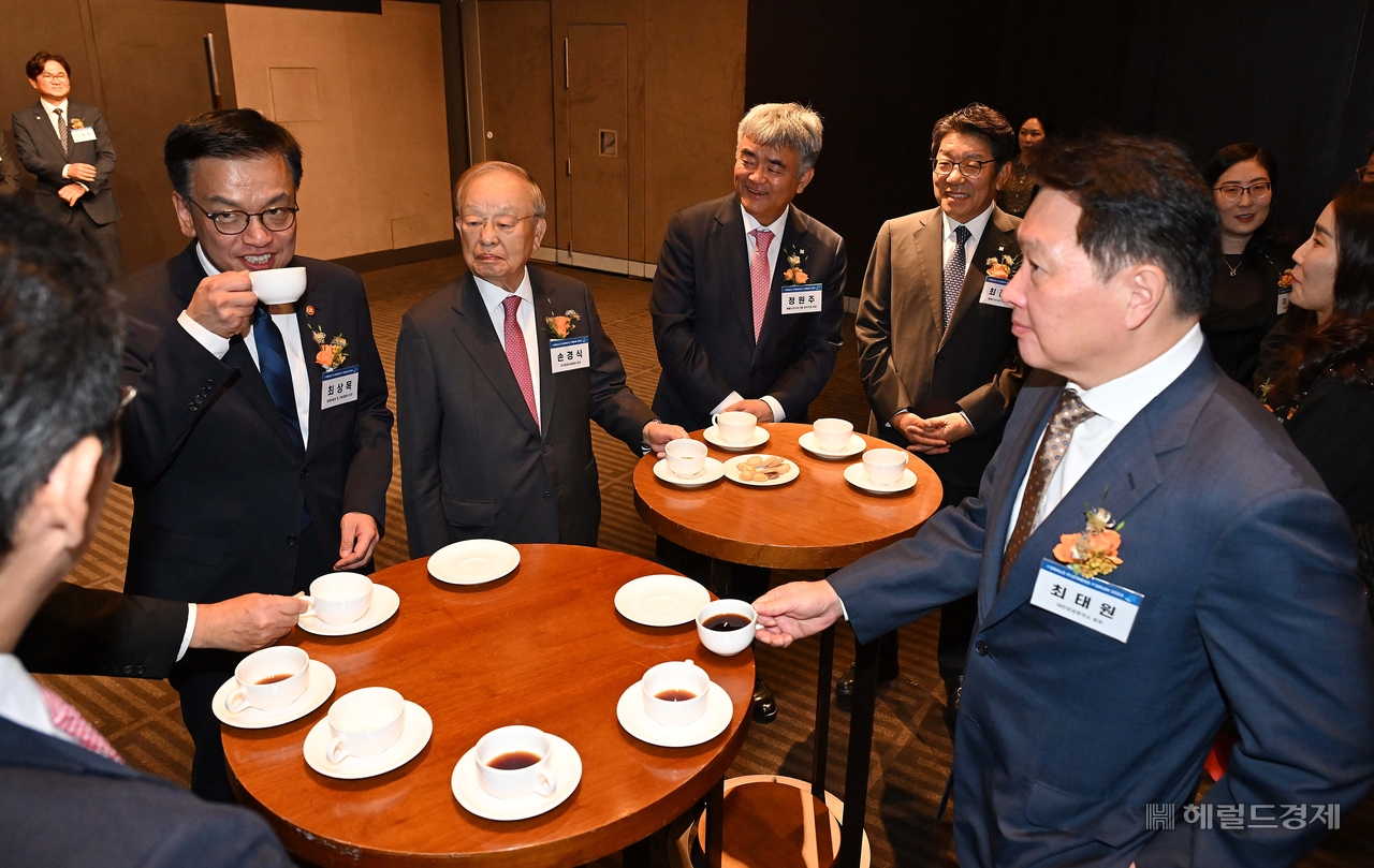 정원주 헤럴드미디어그룹·대우건설 회장이 2024년 10월 15일 오후 서울 중구 신라호텔 다이너스티홀에서 열린 헤럴드 기업포럼 2024 개막에 앞서 VIP룸에서 참석자와 환담을 하고 있다. 이상섭 기자