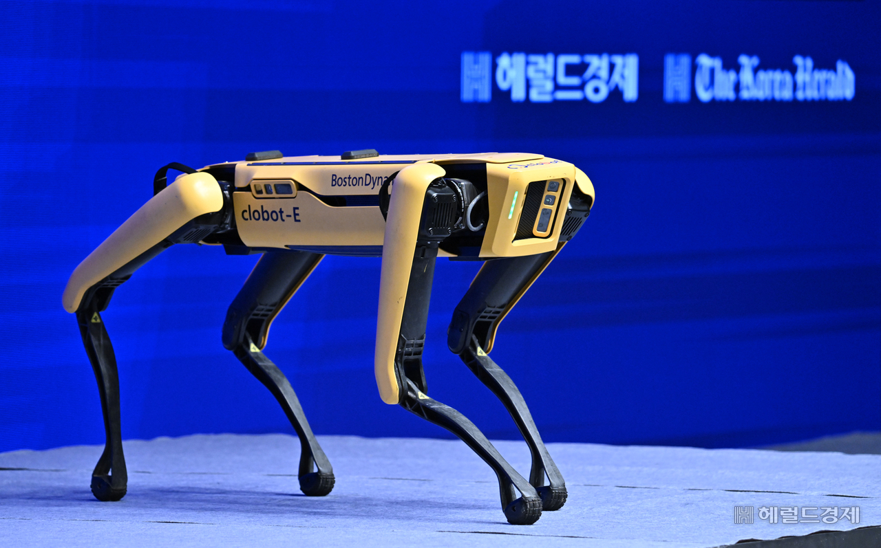 현대자동차그룹 로봇 계열사 보스턴다이나믹스의 사족 보행 로봇 ‘스팟’이 2025년 9월 24일 서울 중구 신라호텔에서 열린 ‘헤럴드 기업포럼 2025’의 개막 공연에서 음악에 맞춰 춤을 추는 퍼포먼스를 선보이고 있다. 임세준 기자