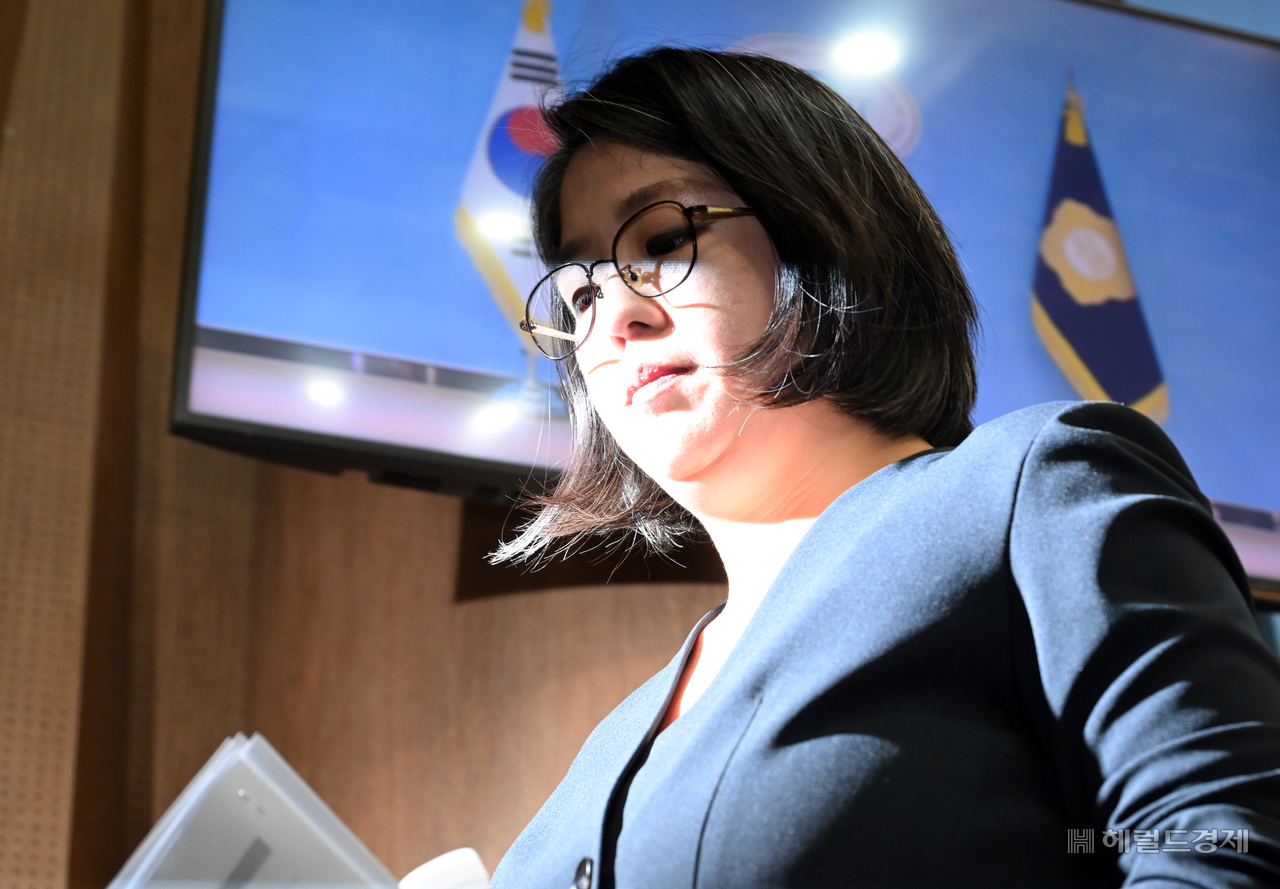 용혜인 성평등가족부 장관 후보자가 10일 오후 서울 여의도 국회 소통관에서 기자회견을 마치고 회견장을 나서고 있다. 이상섭 기자