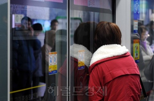 사진은 기사와 무관함. 서울 지하철 2호선 영등포구청역에서 한 승객이 스크린도어에 기대어 지하철을 기다리고 있다. [사진=이상섭기자/babtong@heraldm.com]