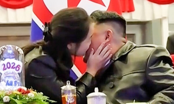 김정은 북한 국무위원장이 1일 평양에서 열린 신년 경축 공연장에서 딸 주애의 볼뽀뽀를 받고 있다. [조선중앙TV]