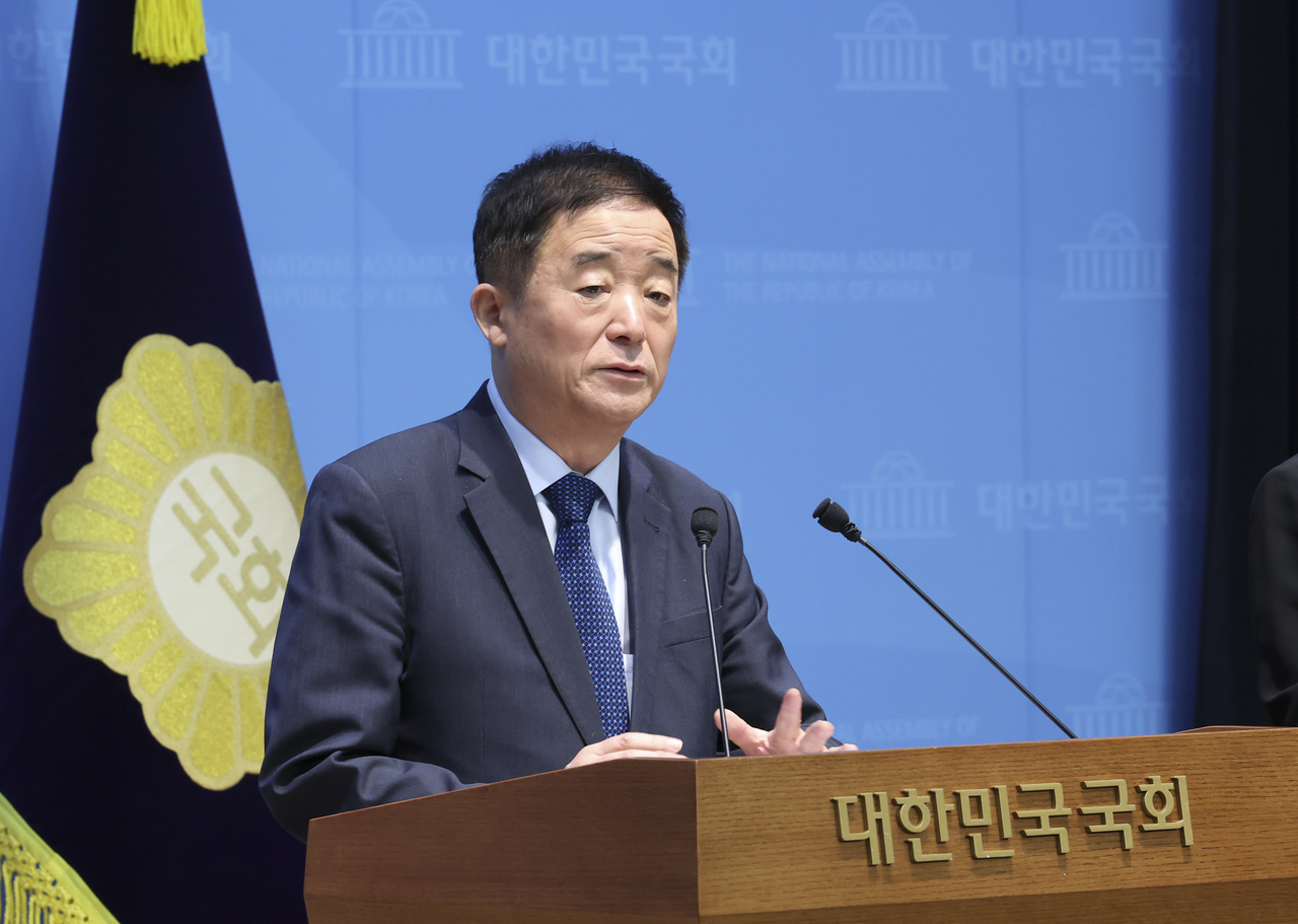 Democratic Party of Korea lawmaker Kang Deuk-gu holds a press conference at the National Assembly's media room on Friday, claiming that former party leader Jung Chung-rae lied about the expulsion of former North Jeolla Province Governor Kim Kwan-young and the push to merge with the Rebuilding Korea Party. [Newsis]