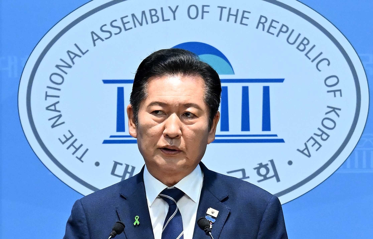 Democratic Party of Korea leadership candidate Jung Chung-rae holds a press conference at the National Assembly's communication room in Yeouido, Seoul, on Saturday.