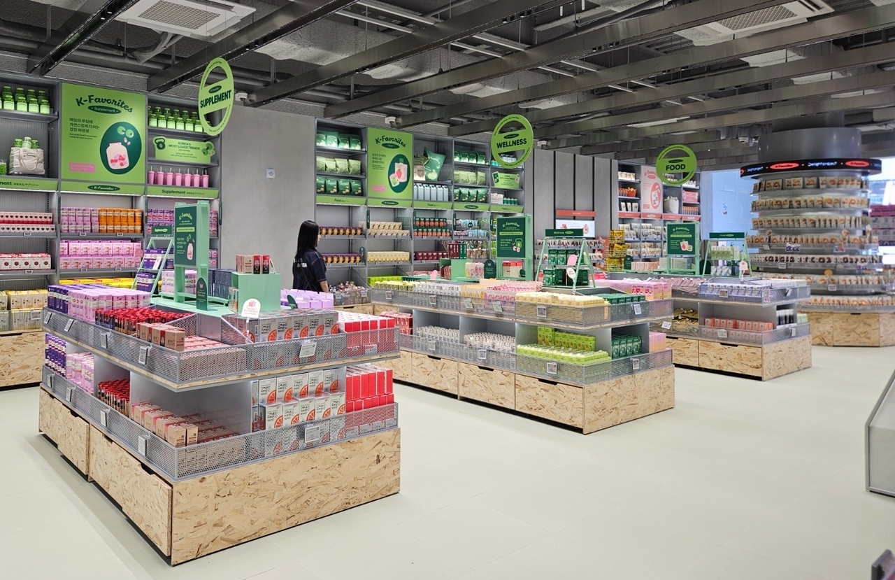 The ground floor of CJ Olive Young Nampo Town, visited Friday morning. Popular products — from beauty items to food and health supplements — are stacked waist-high in bulk displays. The "K-Favorite" corner was designed with cruise tourists in mind, reorganizing the store layout and product arrangement to help shoppers complete their purchases quickly. Store Manager Lee Hye-min said the specialized floor concept is a first for any CJ Olive Young location nationwide. [Kim Jin]
