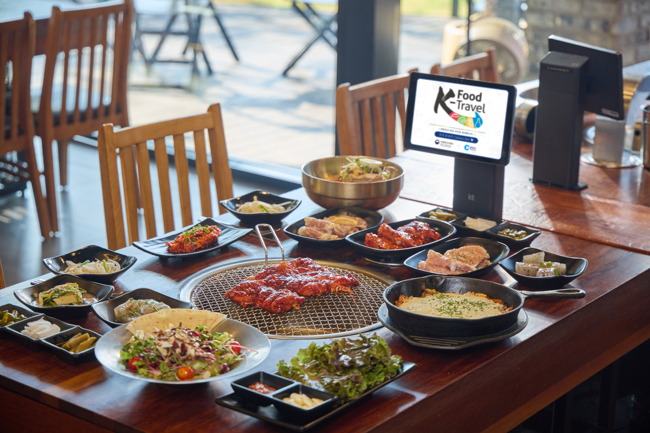 춘천 치킨벨트 여행에서 맛볼 수 있는 숯불닭갈비 차림상 [코레일관광개발 제공]