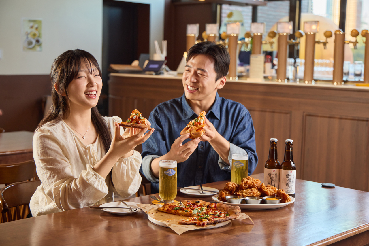 감자로 만든 맥주와 피자, 치킨을 판매하는 감자아일랜드 [코레일관광개발 제공]