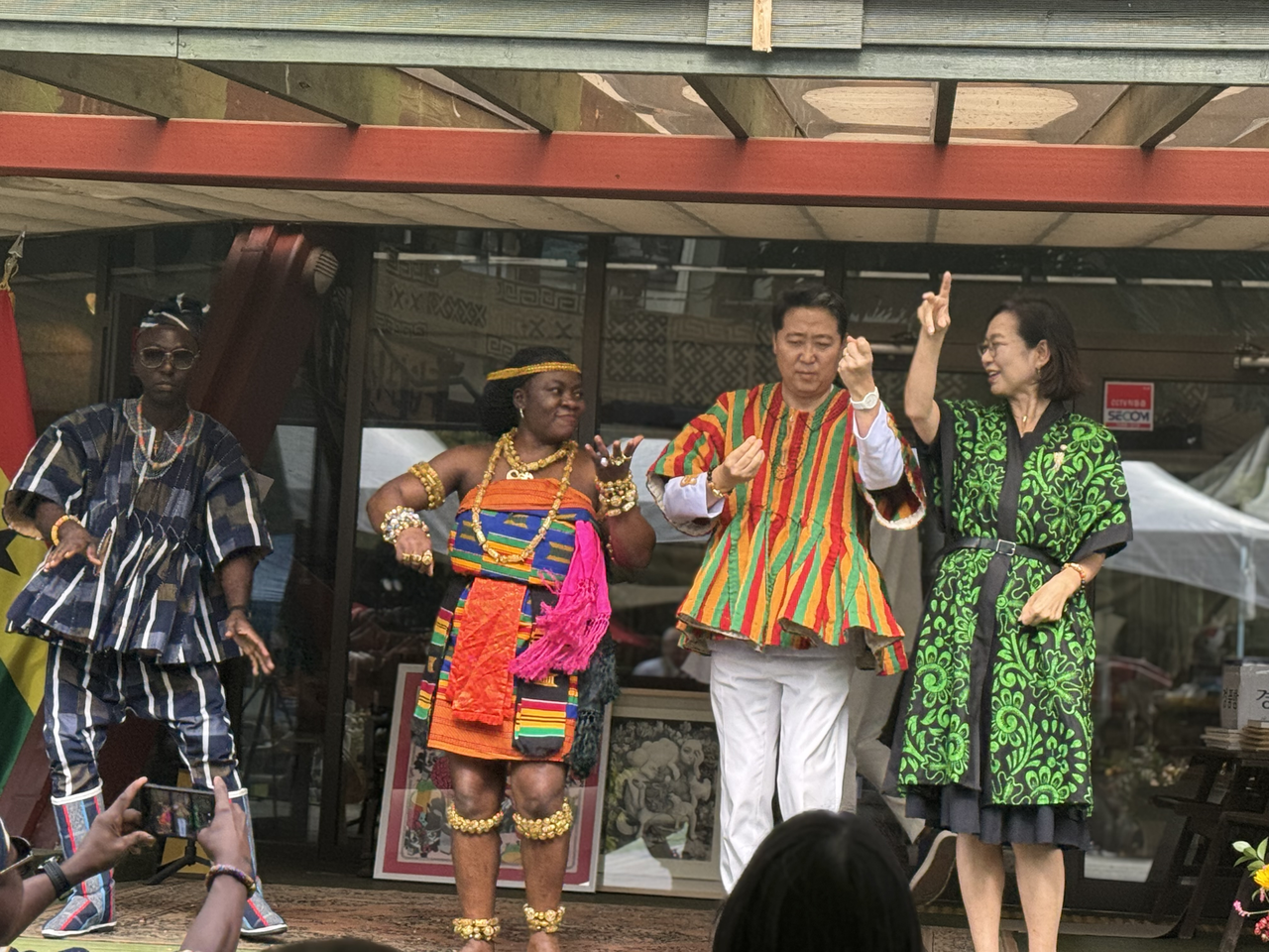 Ghanaian Ambassador to Korea Choi Go-jo (second from right) and Rep. Baek Sun-hee, vice president of the Korea-Ghana Parliamentary Friendship Association (right), dance with performers during Ghana Day in Yeongwol County, Gangwon Province, on Saturday. (Sanjay Kumar/The Korea Herald)
