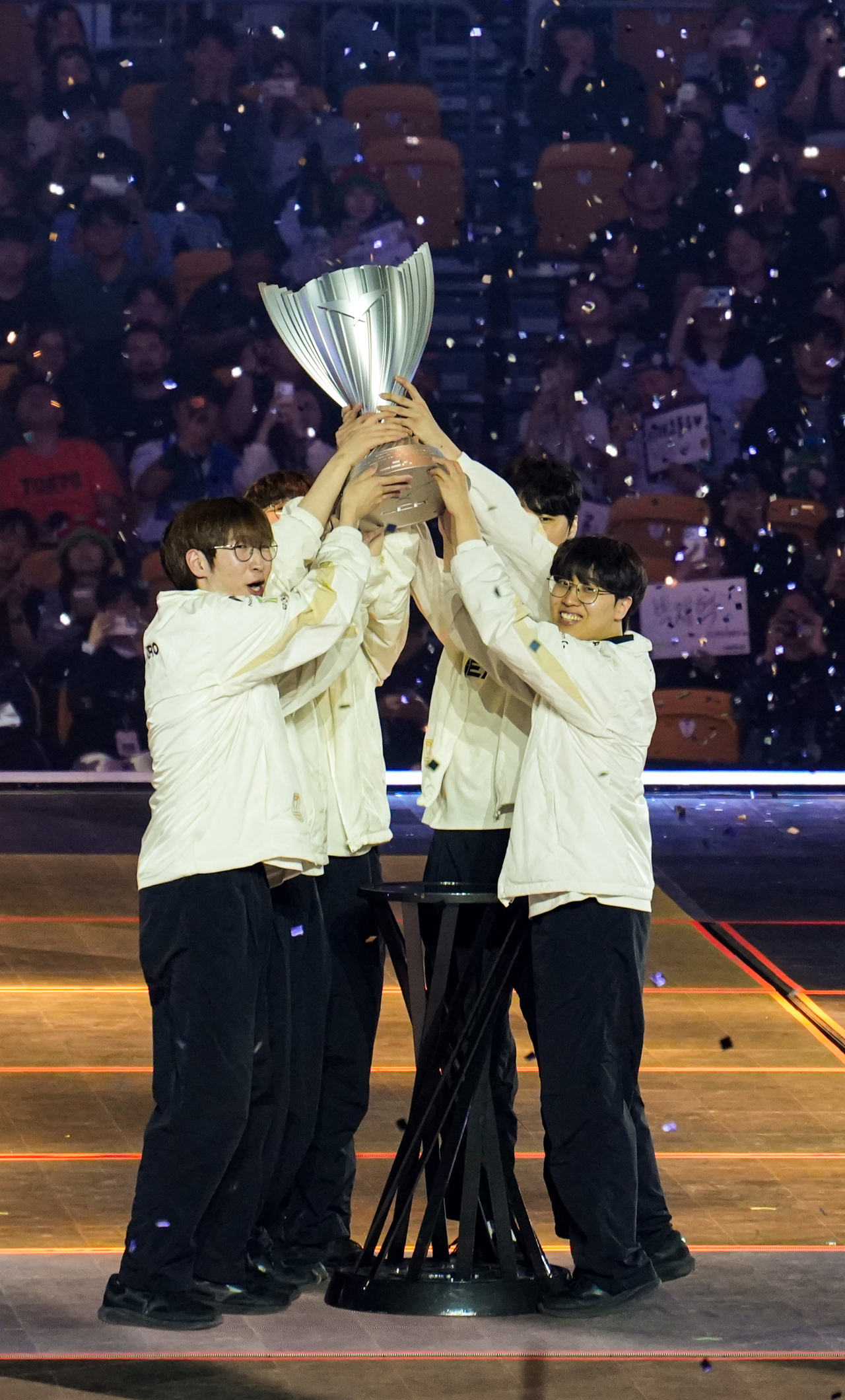Gen.G lifts the trophy after winning the LCK title in Seoul on Sunday. (Yonhap)