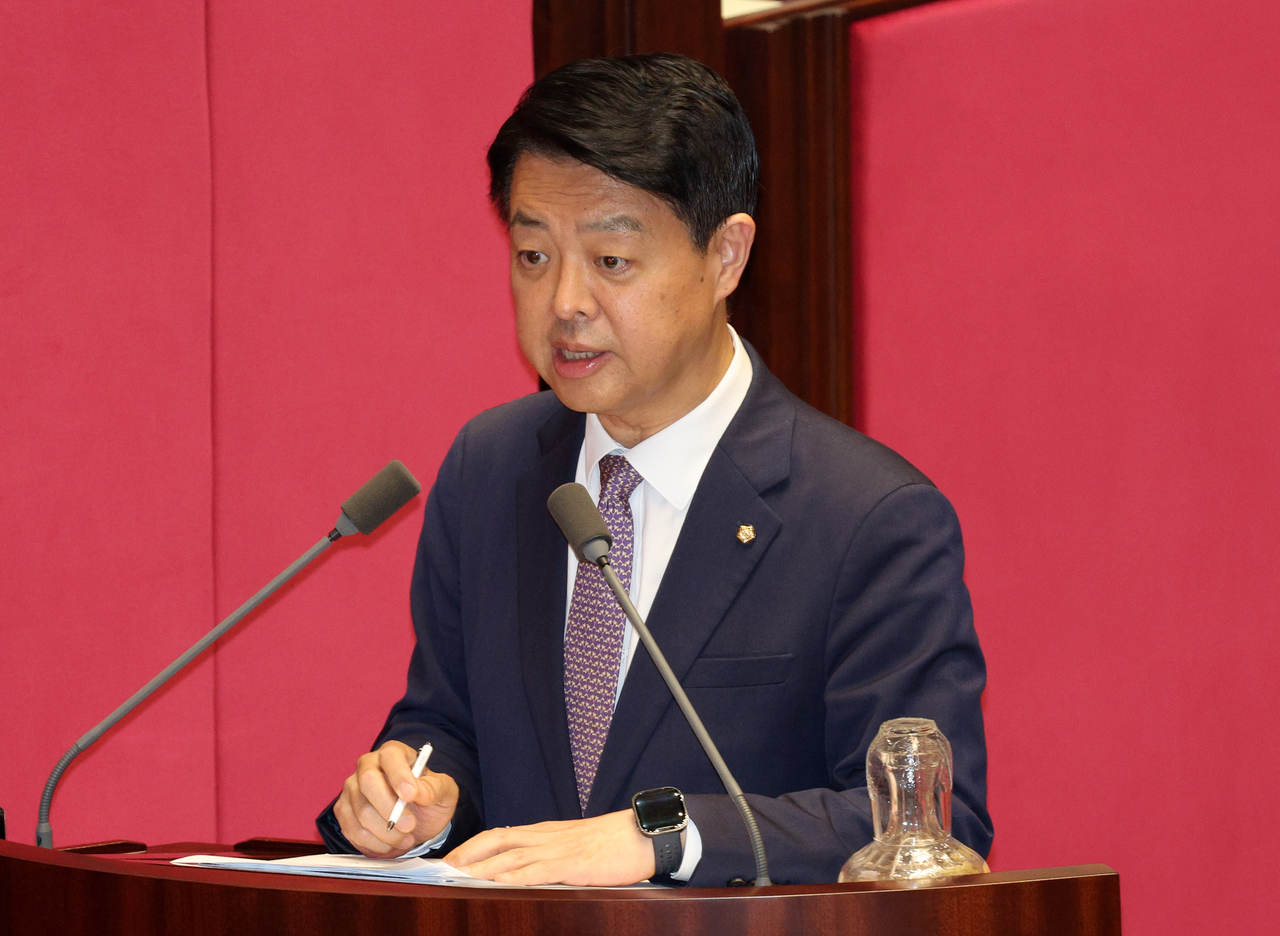 Democratic Party Rep. Kim Young-ho asks questions to Cabinet members during an interpellation session held Monday at the National Assembly. (Newsis)