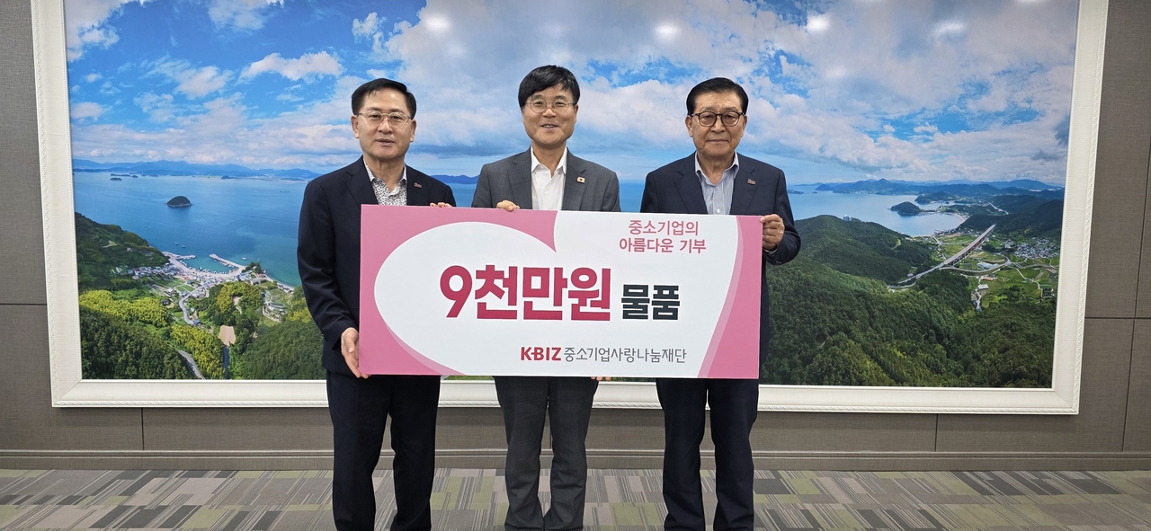 중소기업사랑나눔재단은 14일 경남 거제시청을 방문해 폭우 피해 이재민을 위한 구호물품을 전달했다고 밝혔다. 박평재(왼쪽부터) 중기중앙회 부회장, 변광용 거제시장, 이한욱 중기중앙회 부회장[중기중앙회]