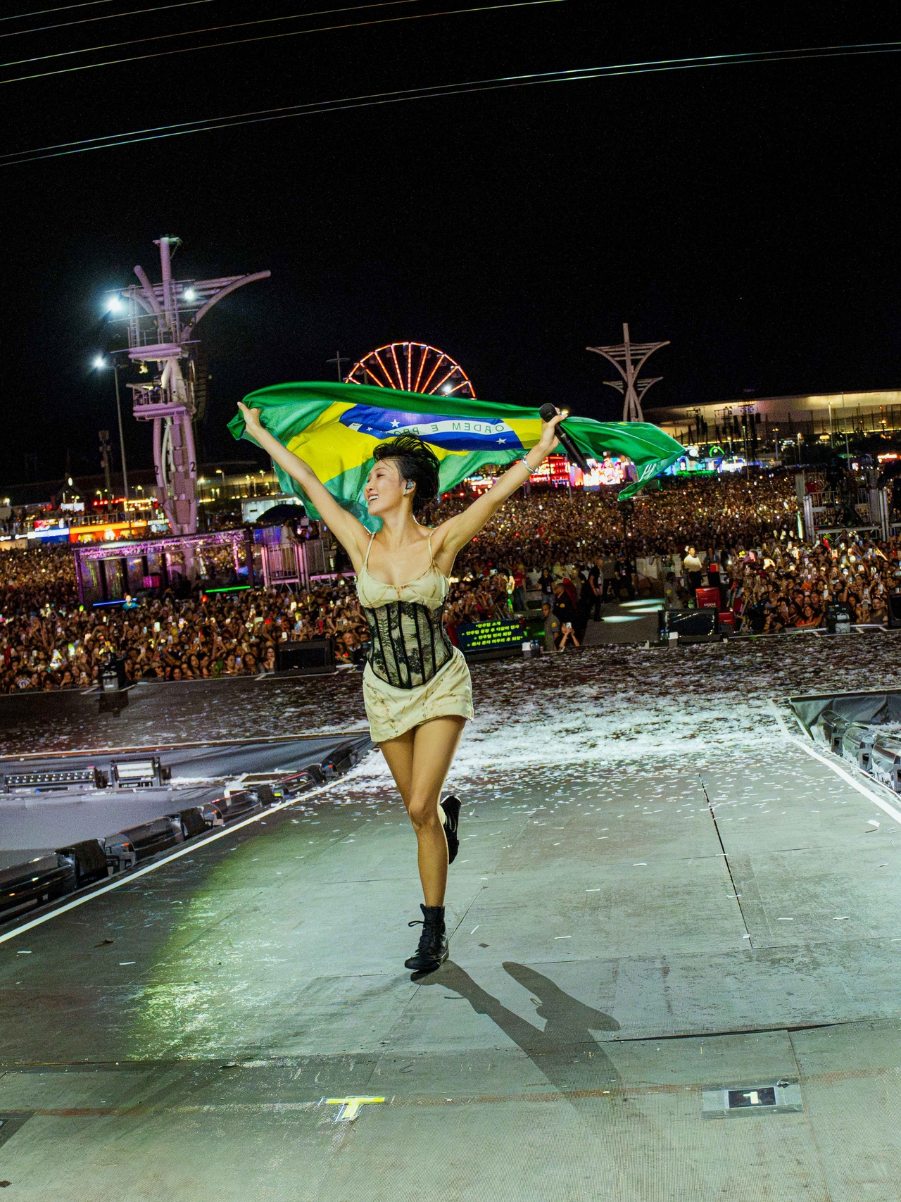 Hwasa waves a Brazilian flag during the Rock in Rio music festival in Rio de Janeiro, Brazil, on Friday. (P Nation)