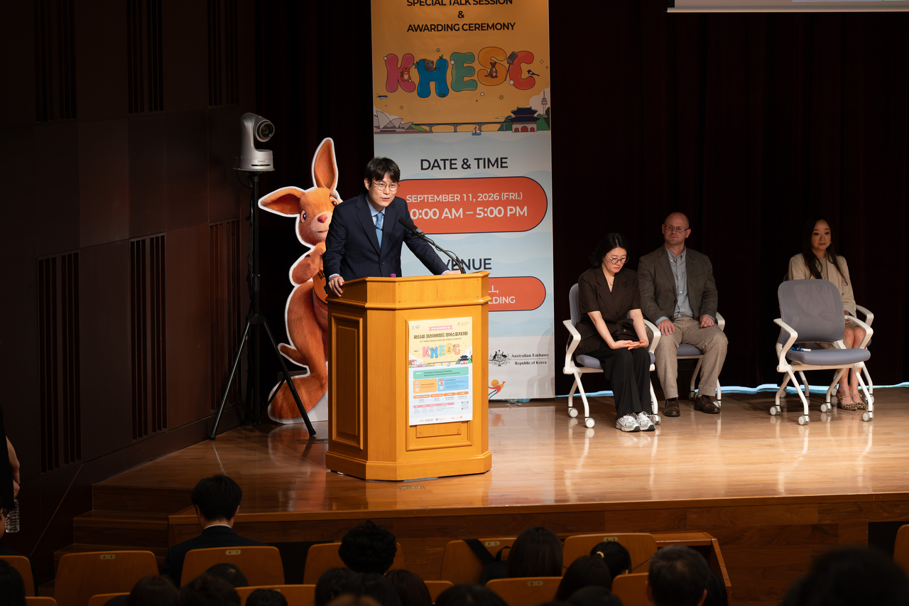 Park Sung-il, deputy director-general for Asia and Pacific affairs at the Foreign Ministry (left), speaks to participants at the 55th Korea Herald English Speech Contest held Friday in Jongno-gu, Seoul. (The Korea Herald)