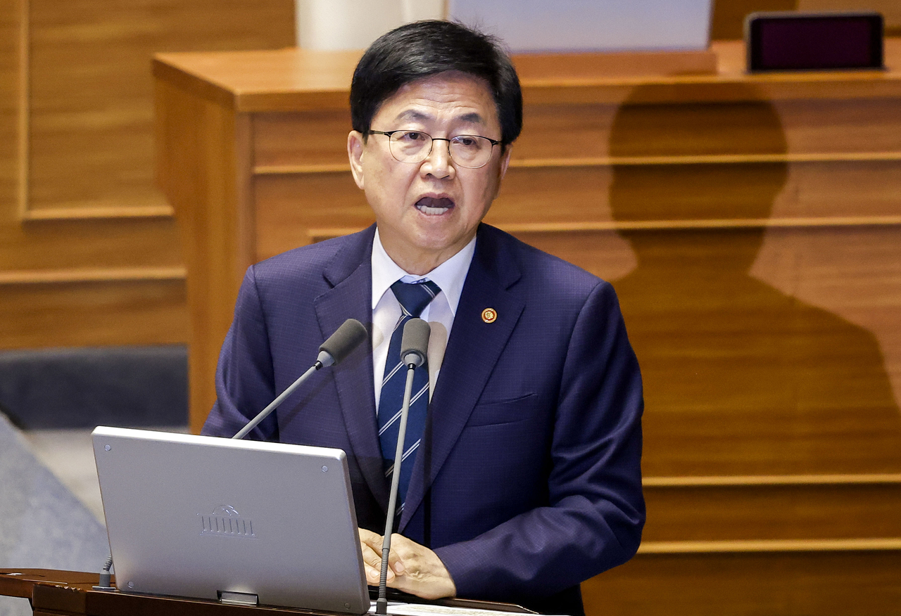 Education Minister Choi Kyo-jin answers questions from lawmakers during an interpellation session held at the National Assembly on Monday. (Newsis)