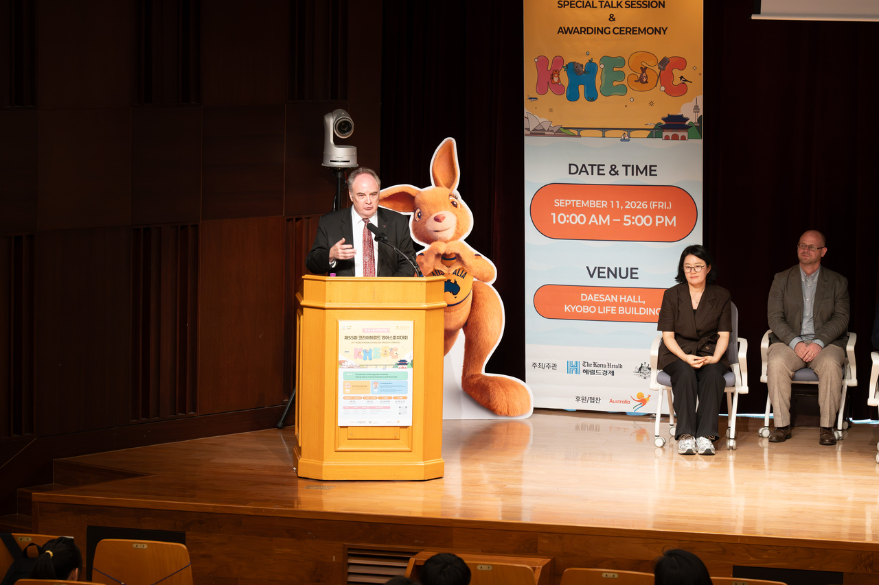 Australian Ambassador to South Korea Jeffrey Robinson (left) gives his congratulatory remarks Friday at the 55th Korea Herald English Speech Contest held in Jongno-gu, Seoul. (The Korea Herald)