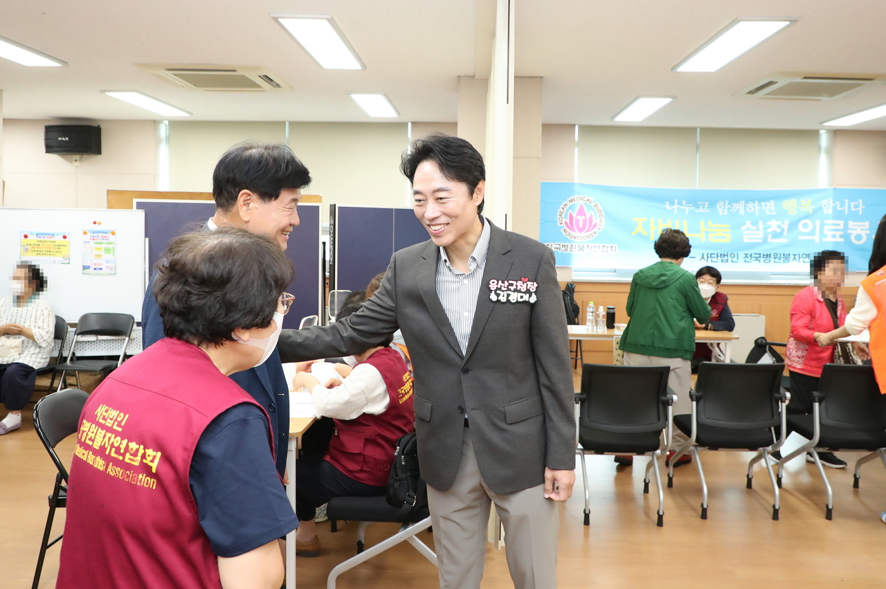 Yongsan-gu District Mayor Kim Kyung-dae encourages staff at the event