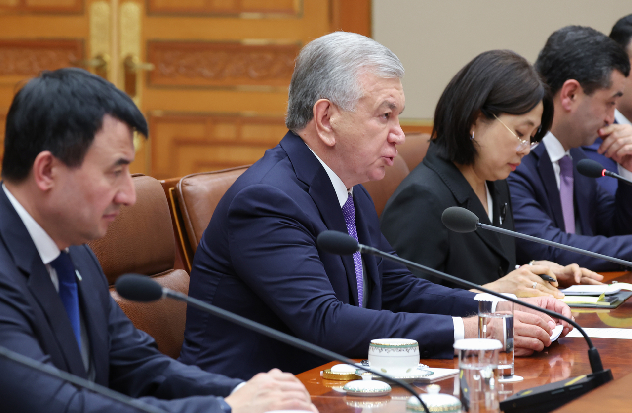 Uzbek President Shavkat Mirziyoyev speaks during an expanded summit meeting with President Lee Jae Myung at Cheong Wa Dae in Seoul on Monday. (Yonhap)