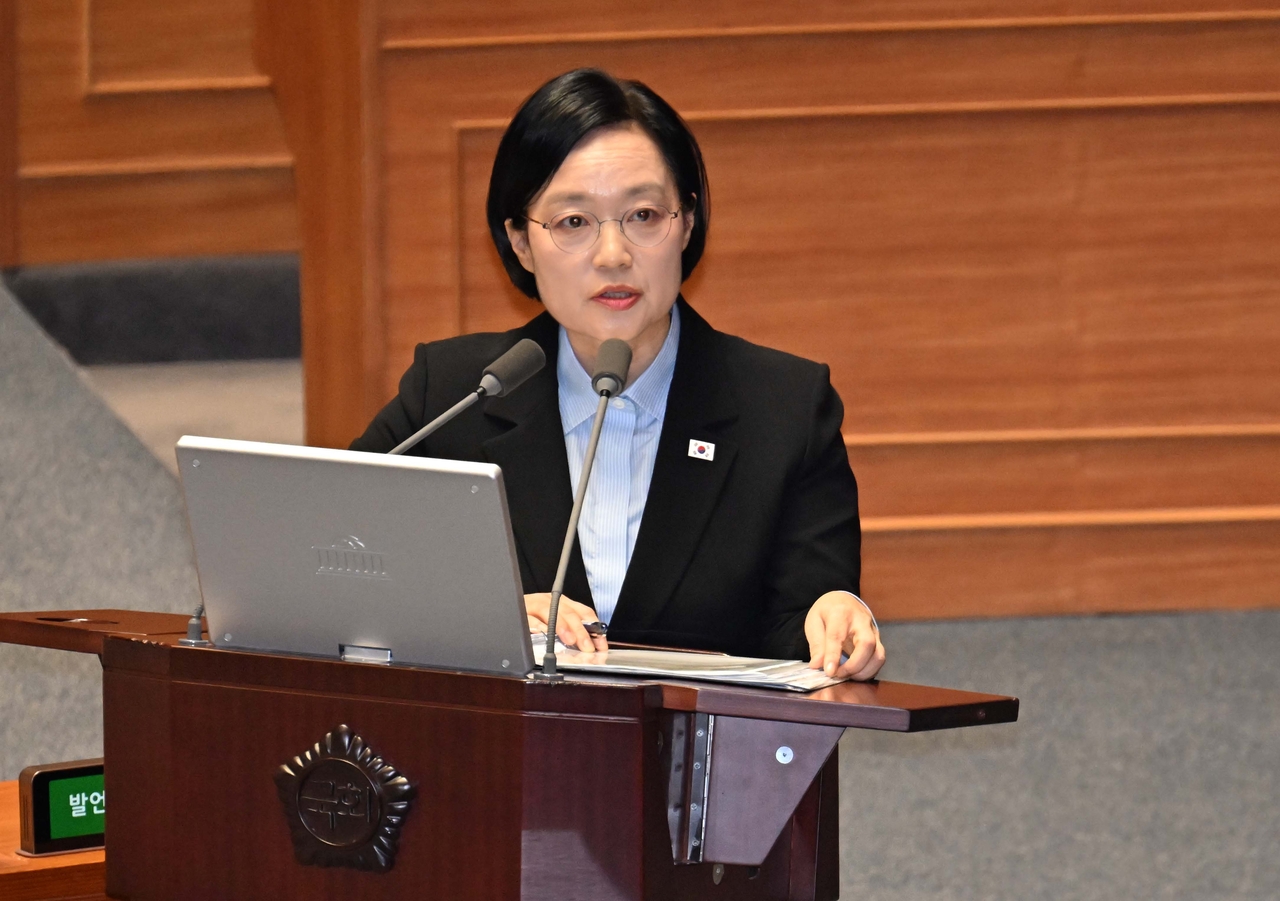 한성숙 국무총리가 14일 오후 서울 여의도 국회에서 열린 정기국회 제8차 본회의 교육·사회·문화 분야 대정부질문에서 의원들의 질문에 답하고 있다. 이상섭 기자