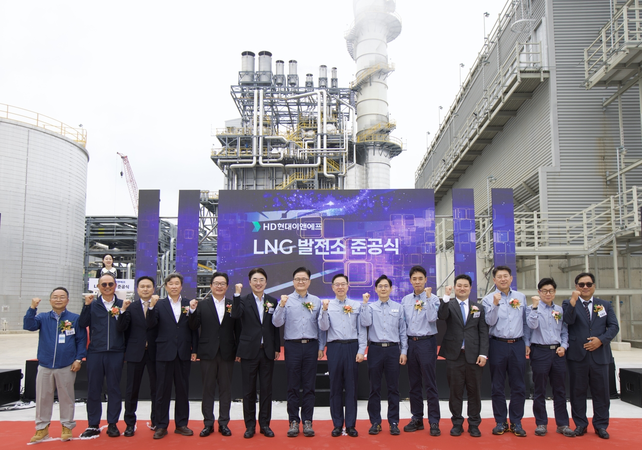 Executives pose for a photo Monday at the completion ceremony for HD Hyundai E&F's LNG cogeneration plant in Seosan, South Chungcheong Province. Seventh from left are HD Hyundai Oilbank Executive Vice President Jeong Im-ju and President Song Myeong-jun; third from right is HD Hyundai E&F CEO Kim Myeong-hyeon. [HD Hyundai Oilbank]