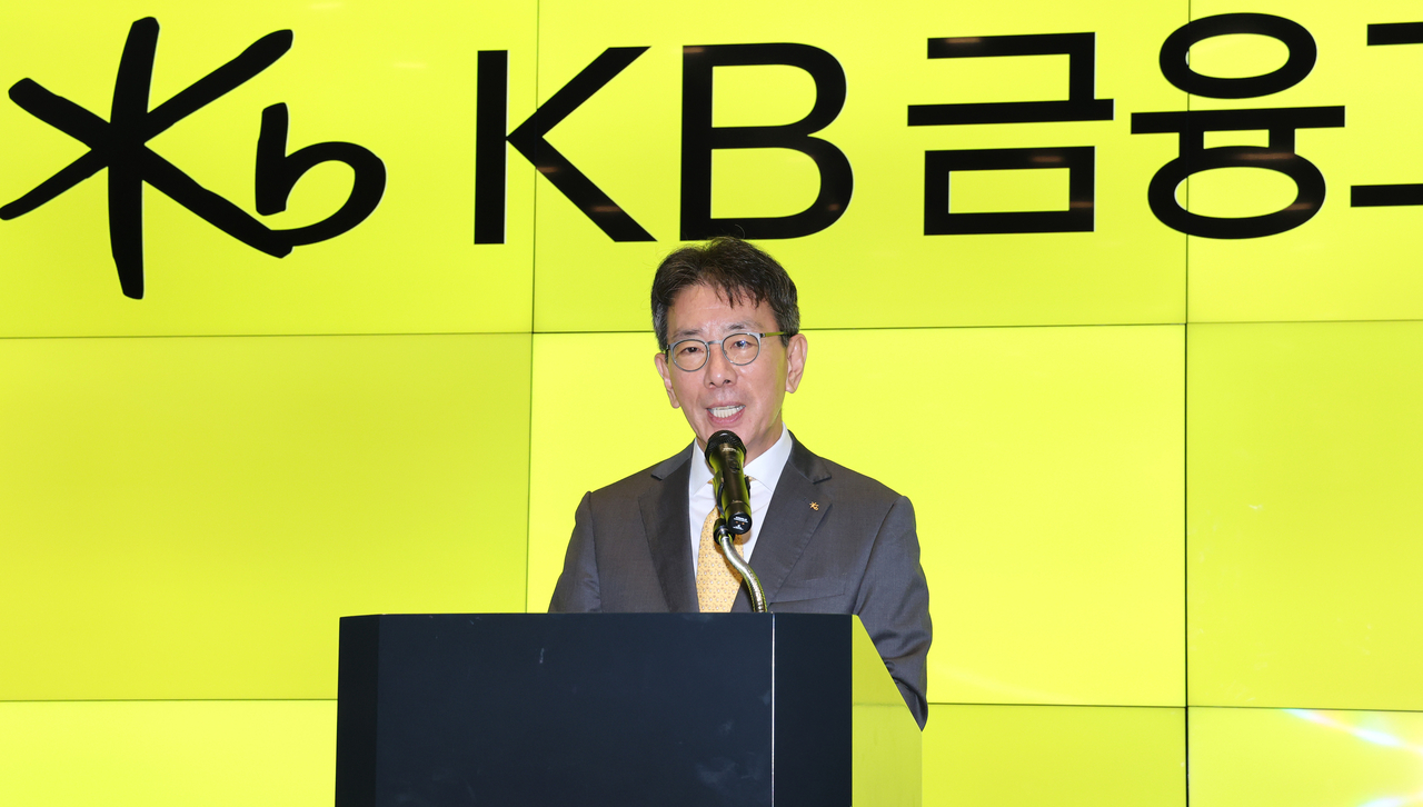 Lee Jae-keun, KB Financial Group chair nominee, speaks briefly to reporters at the group's headquarters in Yeouido, Seoul, on Monday after being selected as the final nominee. (Yonhap)