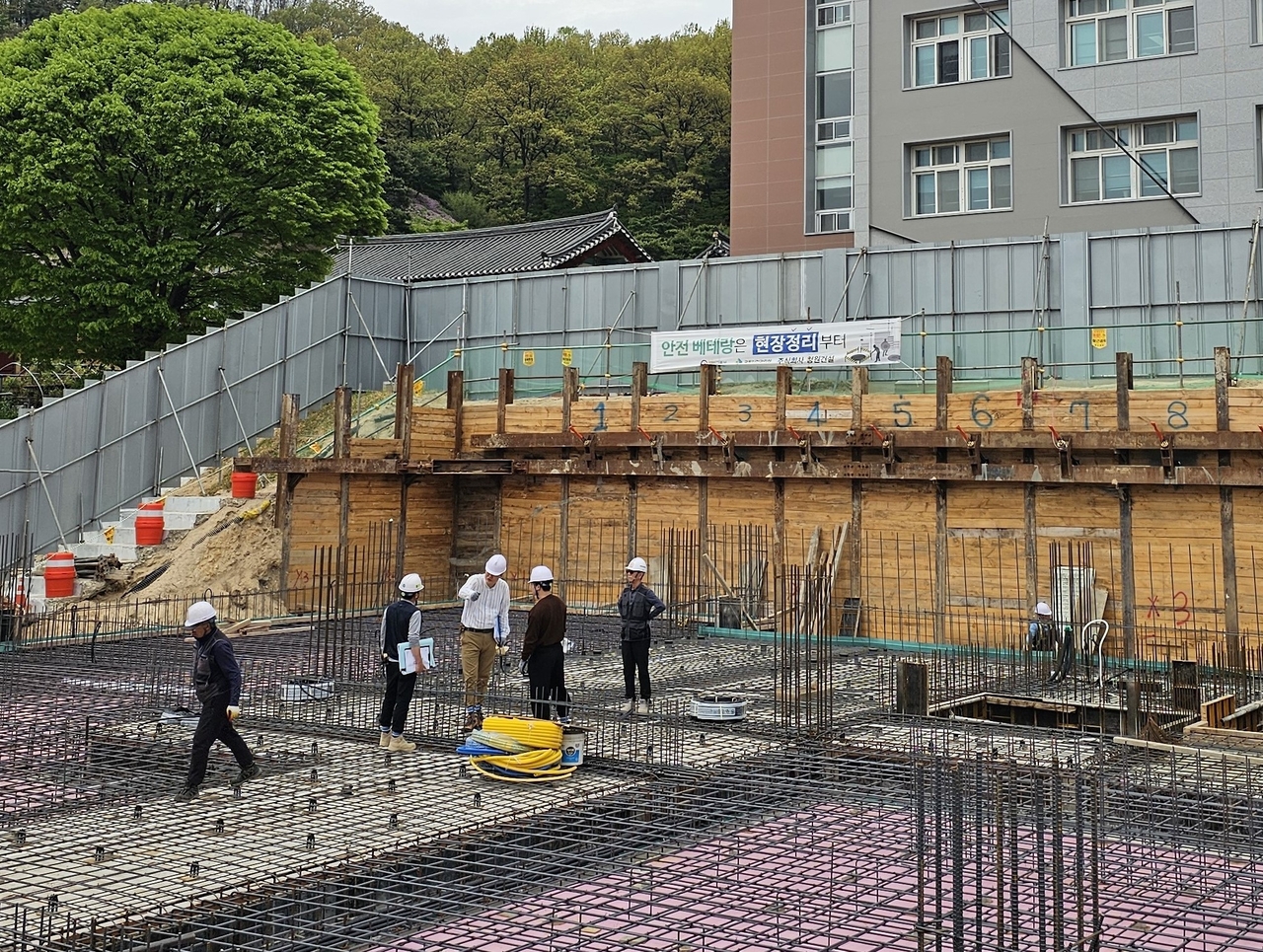 영주여자고등학교 공사 현장점검 모습.[경북교육청 제공]