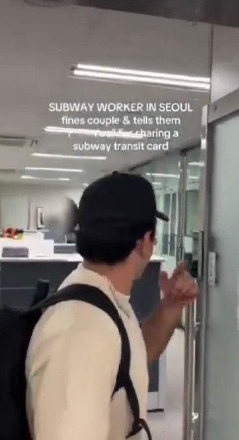 Alessandro Canale protests to a Seoul Metro station worker in a video shared by Victoria Prince on social media. (Online communities)