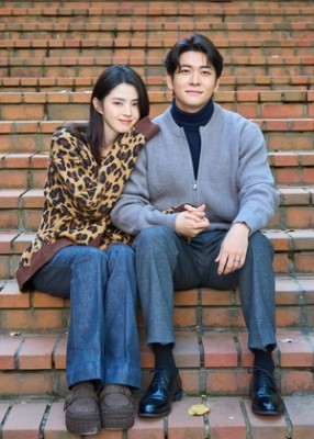 한소희X강태오, 커플사진 대방출..손잡기부터 산책까지 ‘달달’(인턴)