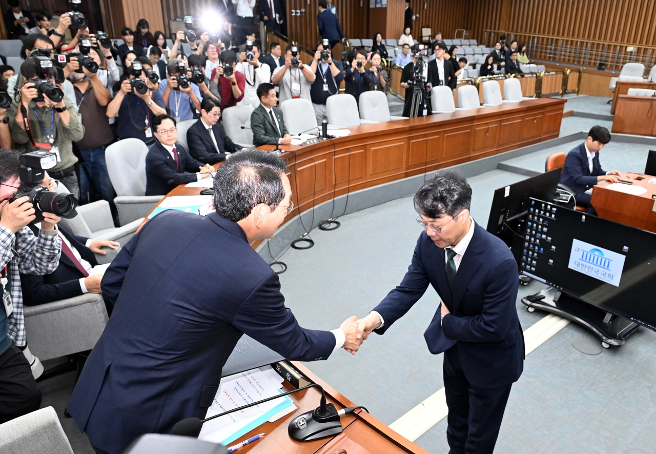 김성수 대법관 후보자가 14일 오전 서울 여의도 국회에서 열린 인사청문회에서 선서를 마치고 김도읍 위원장과 악수를 하고 있다.  이상섭 기자