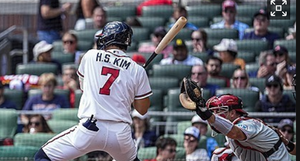Kim Ha-seong extends on-base streak