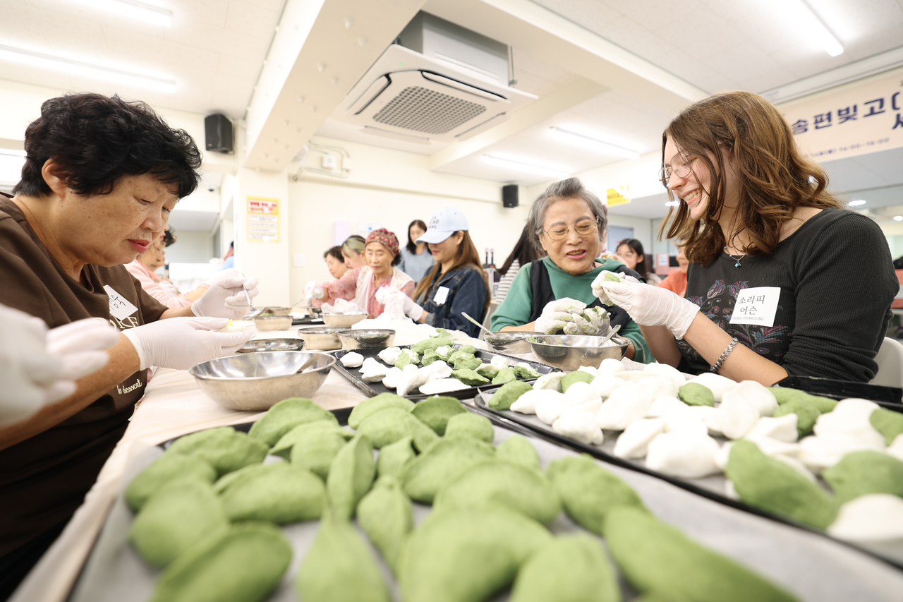 Participants make songpyeon at the “Shaping Songpyeon, Bridging Generations” event in Seodaemun-gu, Seoul, on Monday. (Seodaemun-gu Office)