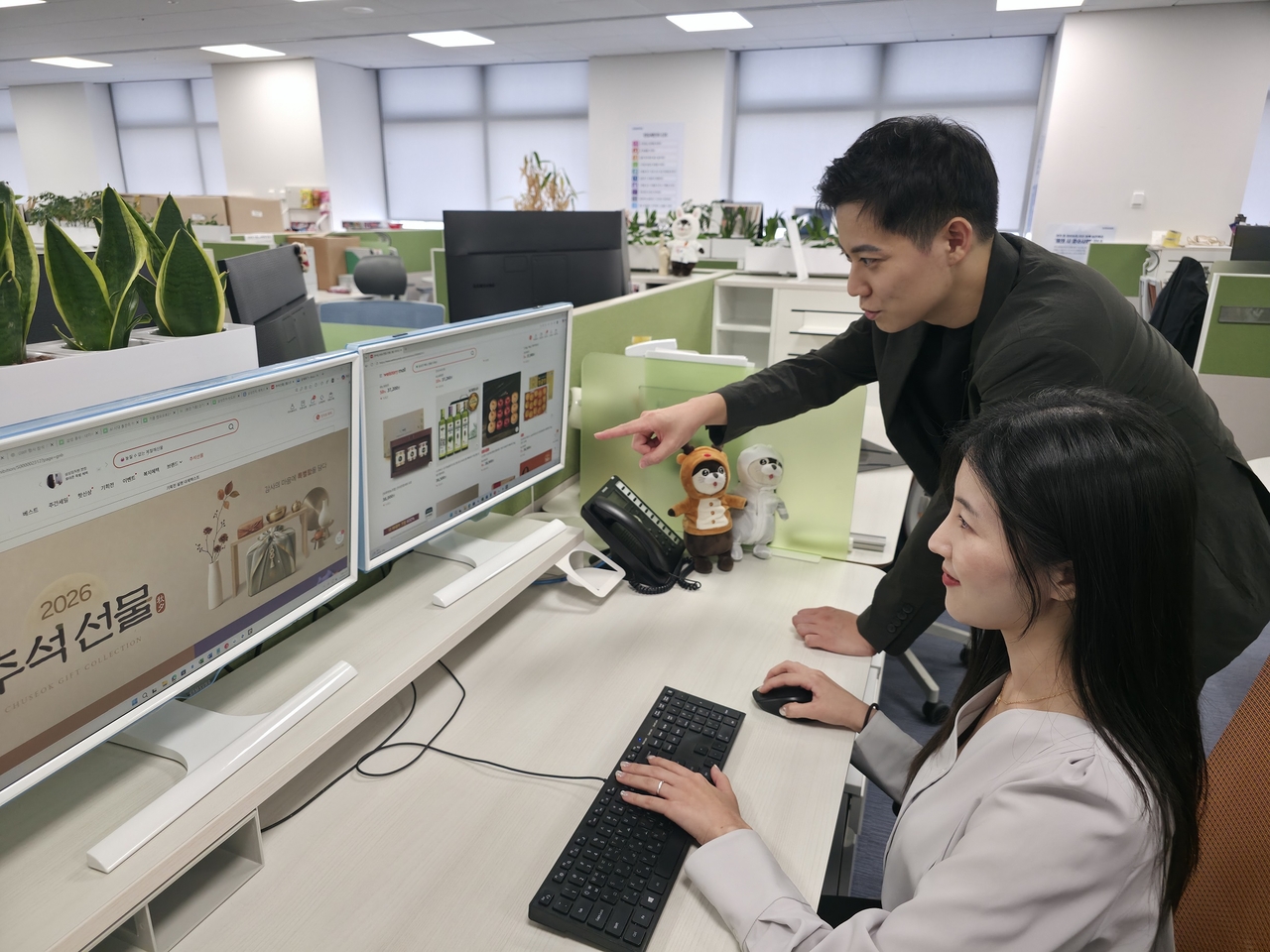 Samsung Electronics employees browse products on an online marketplace operated ahead of the Chuseok holiday. [Samsung Electronics]