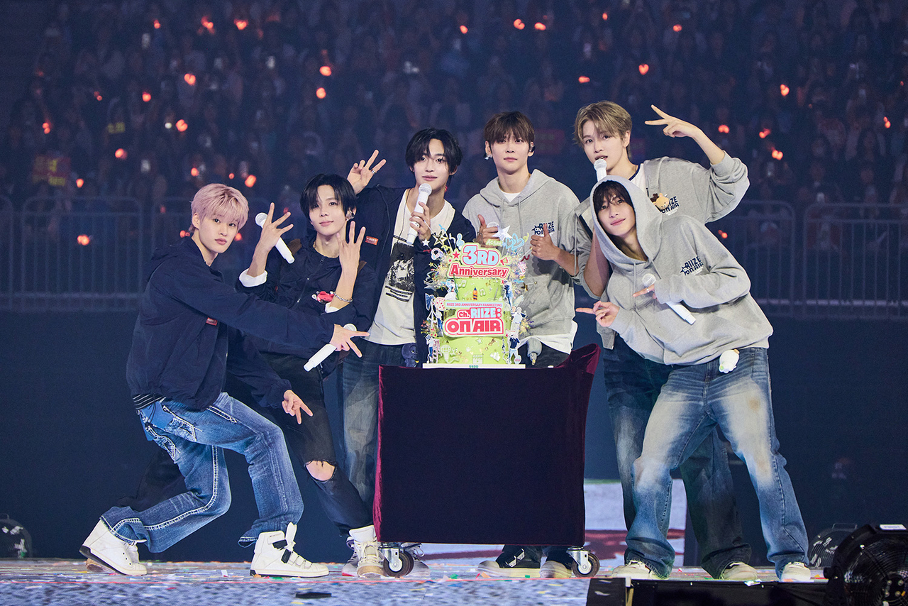 Riize poses with a cake commemorating the anniversary of its debut during one of its fan meetings, "Ch. Riize: On Air," held at Inspire Arena in Incheon on Saturday and Sunday. (SM Entertainment)