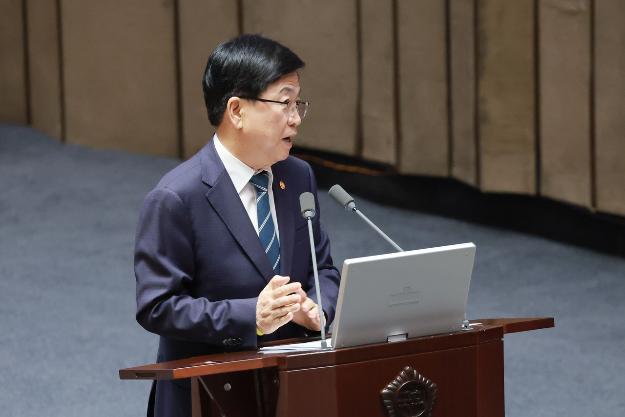 Education Minister Choi Kyo-jin answers a question from People Power Party lawmaker Seo Beom-su during the eighth plenary session of the regular National Assembly session on education, society and culture, Monday. [Yonhap]