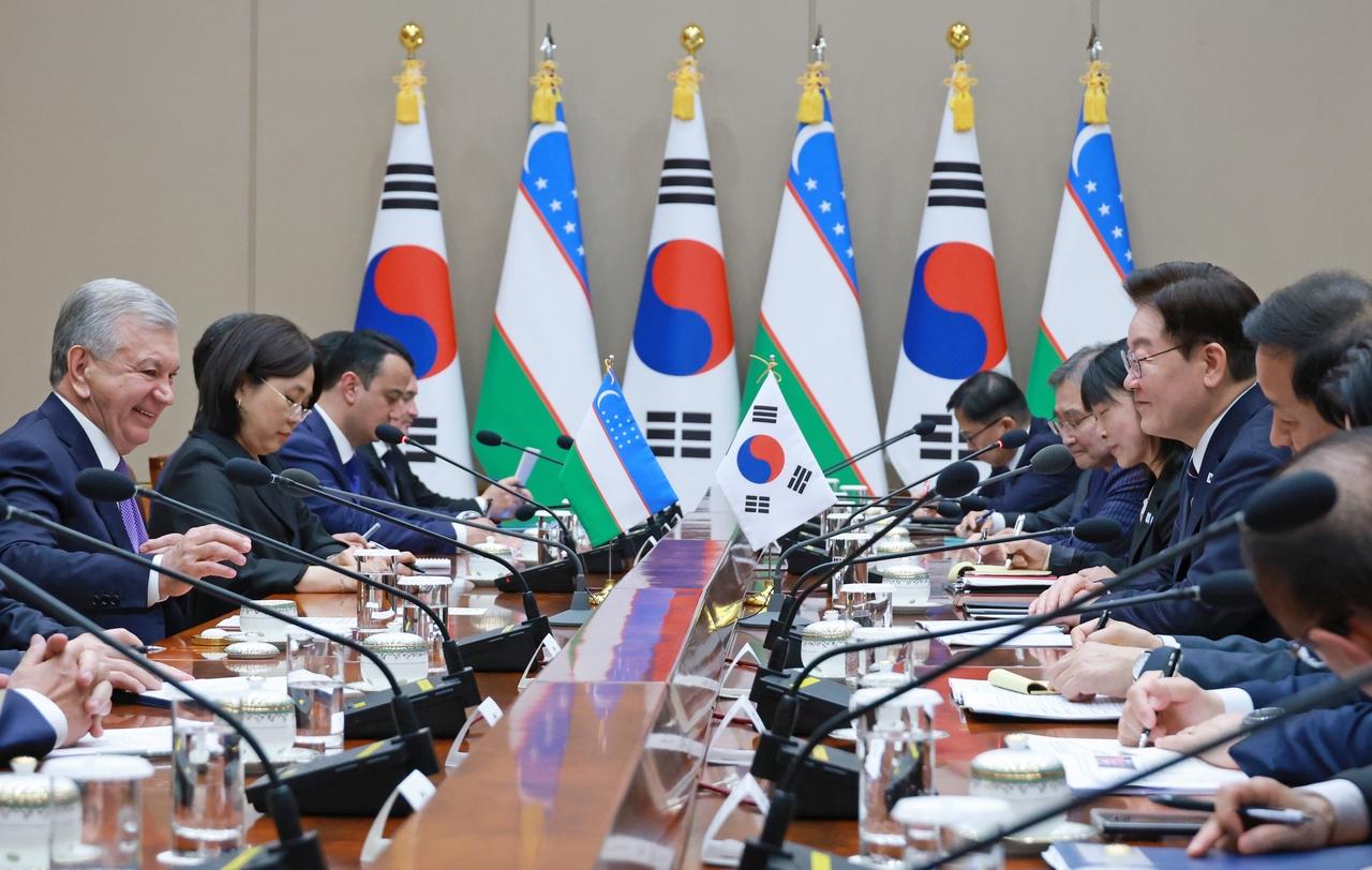 President Lee Jae Myung and Uzbek President Shavkat Mirziyoyev hold an expanded summit meeting at Cheong Wa Dae in Seoul on Monday. (Yonhap)