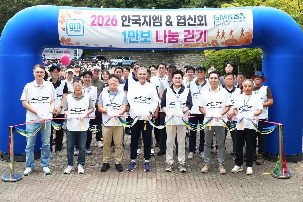 1만 보 나눔걷기 행사에서 김민석(앞줄 왼쪽부터) 협신회 부회장 , 노철호 협신회 부회장, 허우영 협신회 회장, 헥터 비자레알 GM 한국사업장 사장, 박찬대 인천광역시장, 방선일 GM 한국사업장 구매 부문 부사장, 윤관원 협신회 부회장이 기념사진을 촬영하고 있다. [GM 한국사업장 제공]
