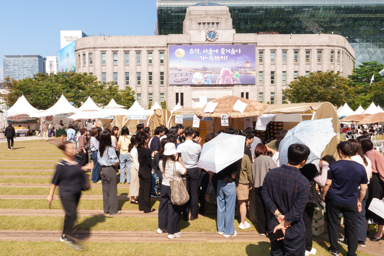 Visitors browse stalls at the Seoro Market at Seoul Plaza, held from Sept. 24 to 26, 2025. (Seoul Metropolitan Government)